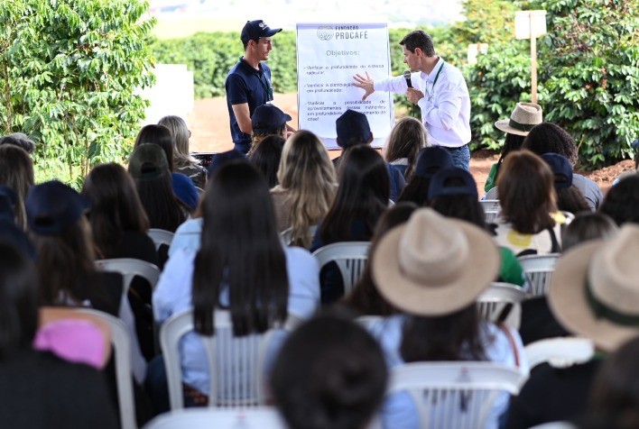 Procaf Re Ne Mais De Mil Pessoas Em Dias De Campo De Varginha Mg