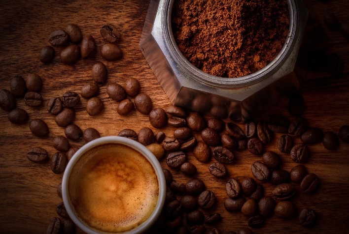 Movimentações no mercado cafeeiro: Café arábica apresenta queda devido a monitoramento climático e de estoques, enquanto café conilon em Londres mantém estabilidade