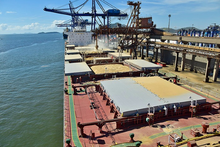 Porto de Paranaguá bate recorde ao movimentar mais de 100 toneladas de soja por minuto