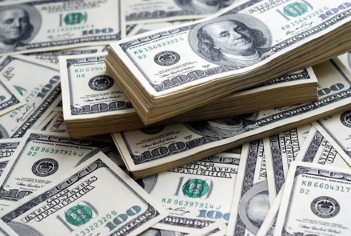 Dólar inicia em queda em dia de poucas movimentações no mercado financeiro